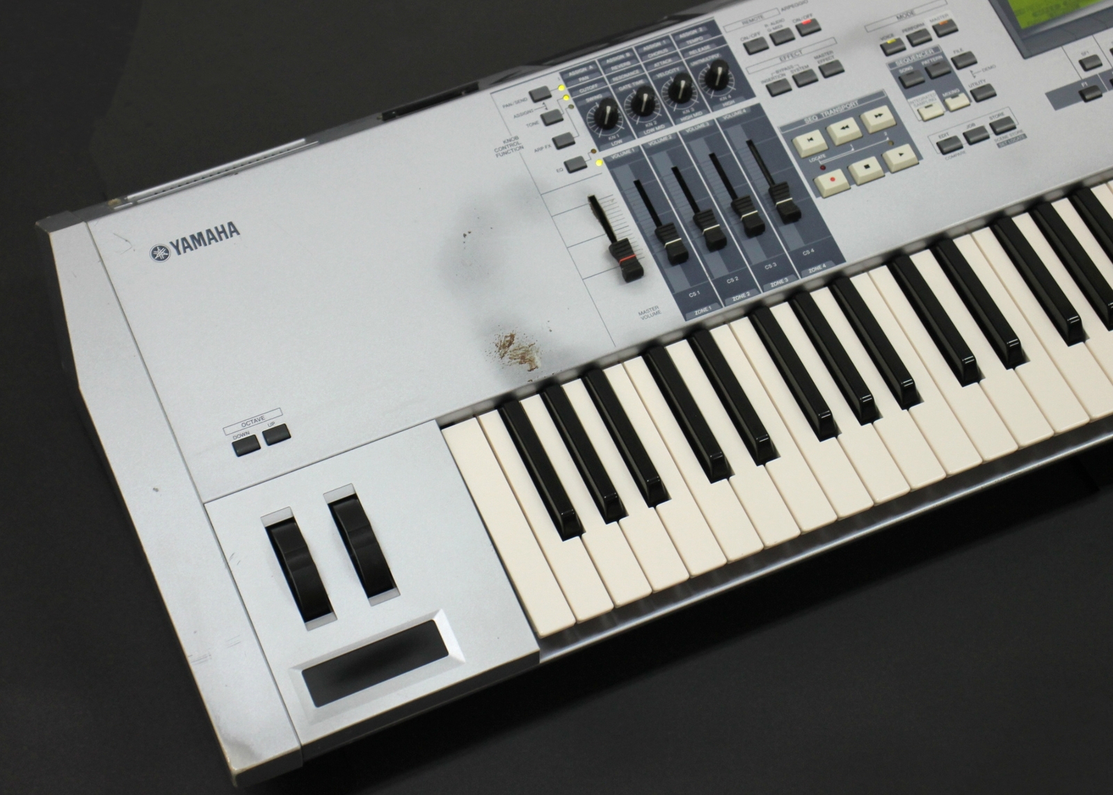  Yamaha MOTIF ES7  76 Key Music Production Synthesizer