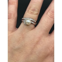 Ladies 9ct White Gold Pearl and Diamond Ring