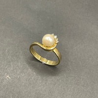 Ladies 18ct Yellow Gold White Pearl Diamond Ring