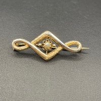 Ladies 9ct Yellow Gold Pearl Brooch