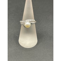 Ladies 9ct White Gold Pearl and Diamond Ring