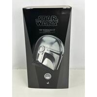 Hot Toys Star Wars Mandalorian and Grogu 1/4 Scale Collectable Figure QS017