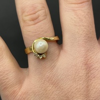 Ladies 18ct Yellow Gold White Pearl Diamond Ring