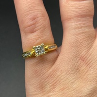 Ladies 18ct Yellow Gold Natural Diamond Ring
