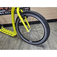 Kostka Twenty Max Adult Footbike Kick Scooter 20/20 Wheels 150kg Neon Yellow
