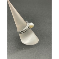 Ladies 9ct White Gold Pearl and Diamond Ring