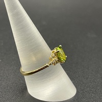 Ladies 10ct Yellow Gold Green Gemstone & Diamond Ring