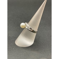 Ladies 9ct White Gold Pearl and Diamond Ring