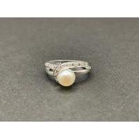 Ladies 9ct White Gold Pearl and Diamond Ring