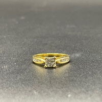 Ladies 18ct Yellow Gold Natural Diamond Ring