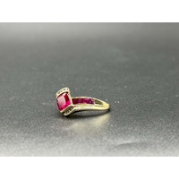 Ladies 9ct Yellow Gold Pink Gemstone Ring
