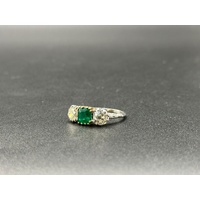 Ladies 18ct White Gold Green Gemstone & Diamond Ring