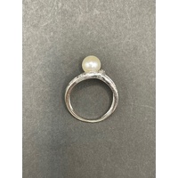 Ladies 9ct White Gold Pearl and Diamond Ring