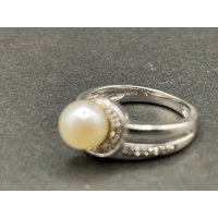 Ladies 9ct White Gold Pearl and Diamond Ring