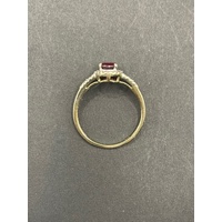 Ladies 9ct Yellow Gold Red Gemstone Ring