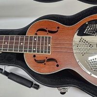 Bondi Ukulele Resonator Mahogany with Case and Extras Unique Sound