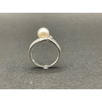 Ladies 9ct White Gold Pearl and Diamond Ring