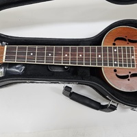 Bondi Ukulele Resonator Mahogany with Case and Extras Unique Sound