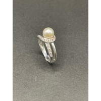 Ladies 9ct White Gold Pearl and Diamond Ring
