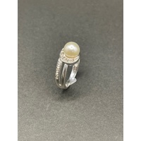 Ladies 9ct White Gold Pearl and Diamond Ring