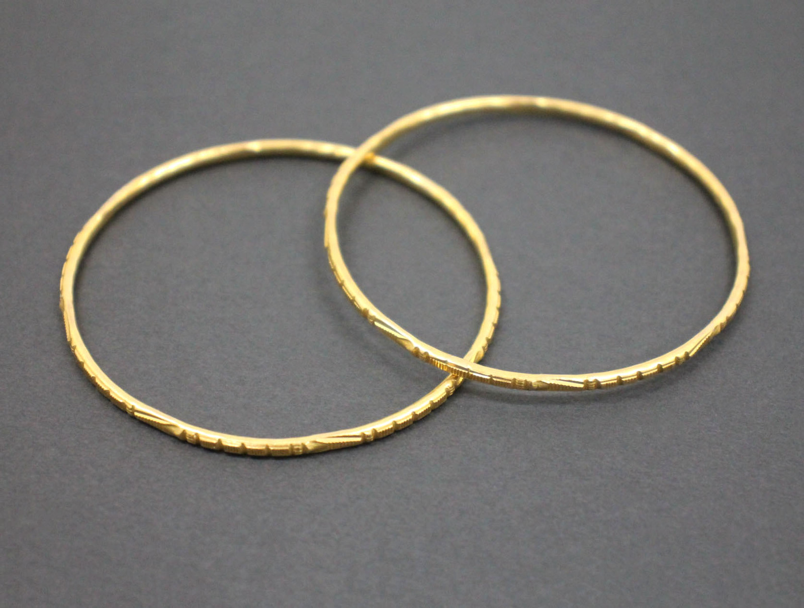 ladies solid gold bangle