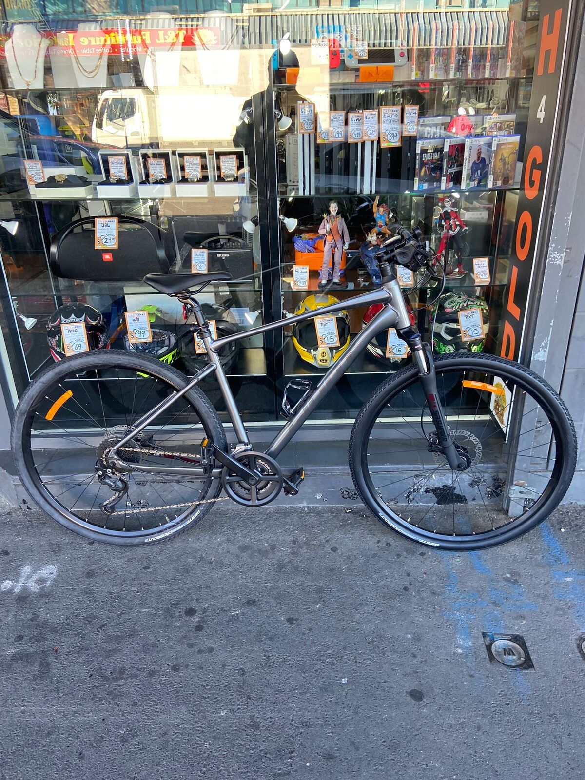 Giant Roam Black/Grey Scaled Large Frame Mountain Bike (Preowned)