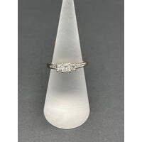 Ladies 9ct White Gold Diamond Ring (Pre-Owned)