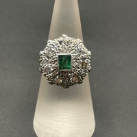 Ladies 18ct Yellow Gold Green Gemstone and Diamond Ring