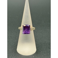 Ladies 9ct Yellow Gold Purple Gemstone & Diamond Ring