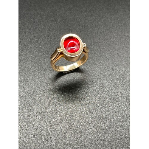 Ladies 9ct Yellow Gold Red Gemstone Ring Pre Owned