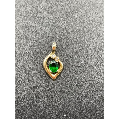 Ladies Solid 9ct 2.2 Grams Yellow Gold Green Gemstone Pendant Fine Jewellery 