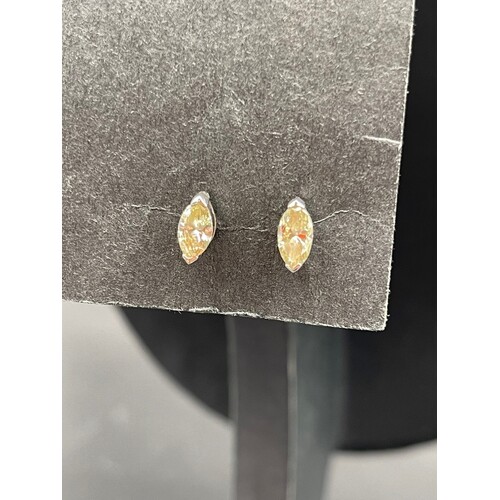 Ladies Solid 18ct White Gold Diamond Earrings Fine Jewellery 2.4 Grams