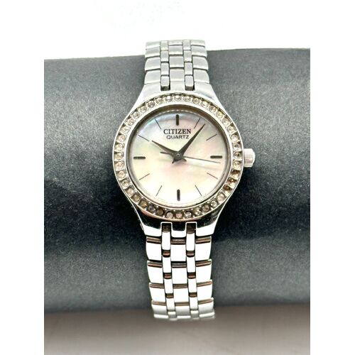 Citizen Quartz Japanese Movement Silver Tone Stainless Steel Watch (Pre-owned)