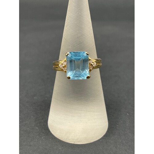 Ladies 18ct Yellow Gold Blue Gemstones and Diamonds Ring
