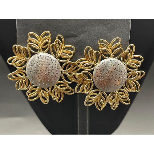 Ladies 18ct Two Tone Gold Flower Stud Earrings
