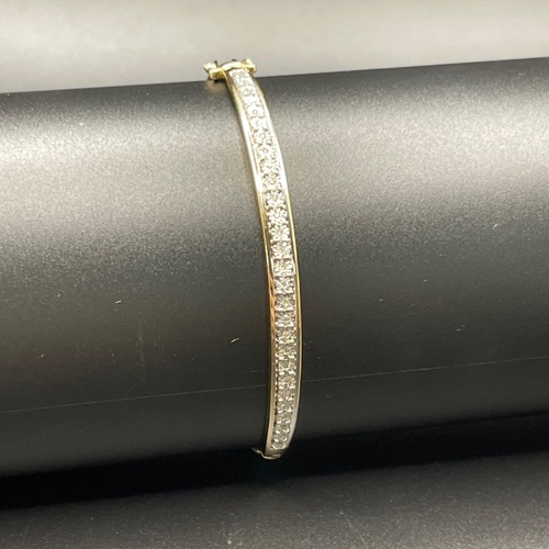 Ladies 9ct Yellow Gold Natural Diamond Oval Bangle