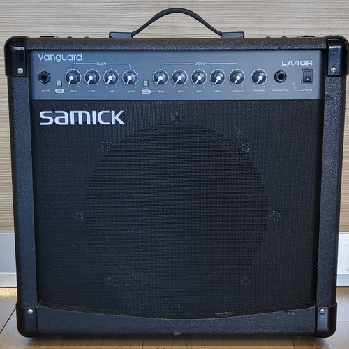 Samick Vanguard LA40R Guitar Amp with Built-In Overdrive Combo Amp