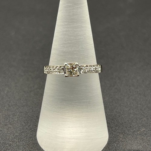 Ladies 18ct White Gold Natural Diamond Ring