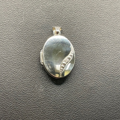 Ladies 10ct White Gold Oval Locket Pendant