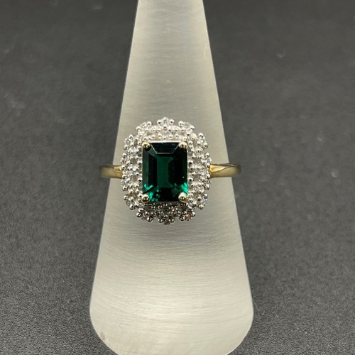 Ladies 9ct Yellow Gold Green Gemstone & Diamond Ring