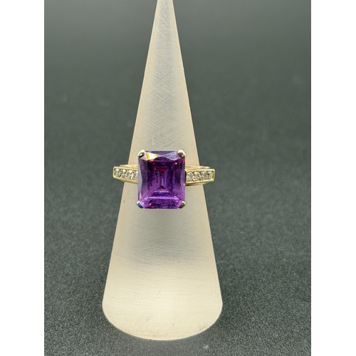 Ladies 9ct Yellow Gold Purple Gemstone & Diamond Ring