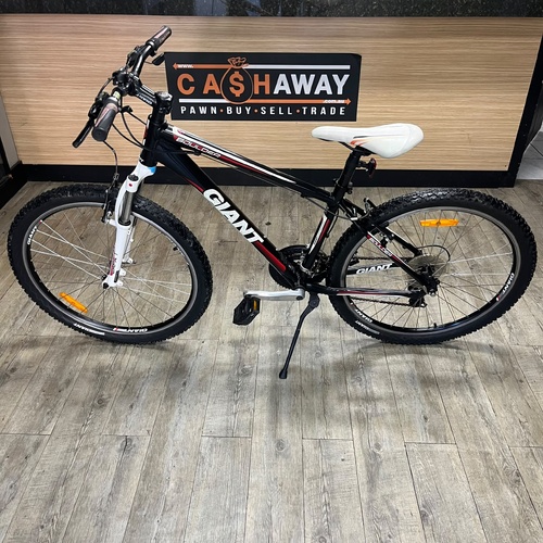 Giant Boulder 3 Mountain Bike Small Frame Black Red Mens Bicycle