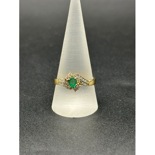 Ladies 18ct Yellow Gold Green Stone & Diamond Ring