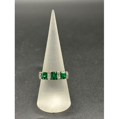 Ladies 18ct Yellow Gold Green Gemstone & Diamond Ring