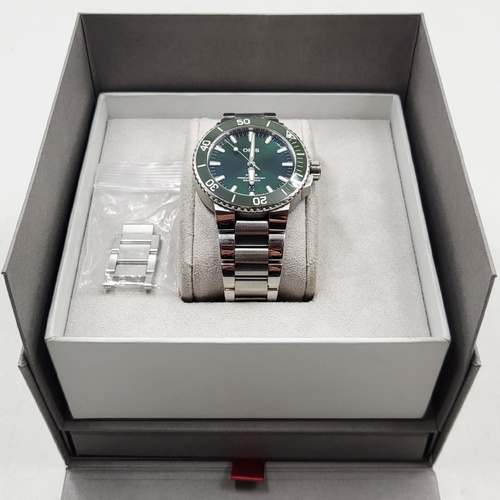 Oris Aquis Date Automatic Men's Watch Green Dial Stainless Steel Sapphire Box